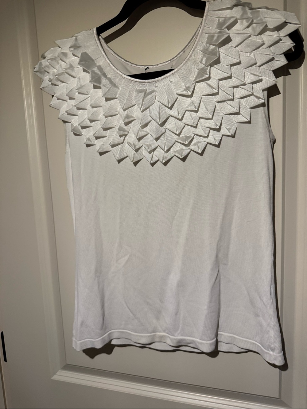 Vintage Women's White Sleeveless Top with Sculpted Petal Collar